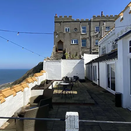 Castle By The Sea 3*